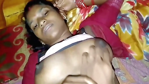 Busty amateur hottie with huge ass fucks in a bedroom