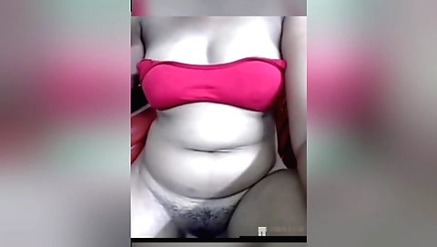 Indian girl fucks herself in her bed in a webcam video