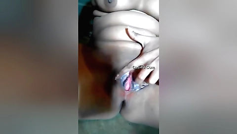 Indian hottie shows off her sexy body at home webcam