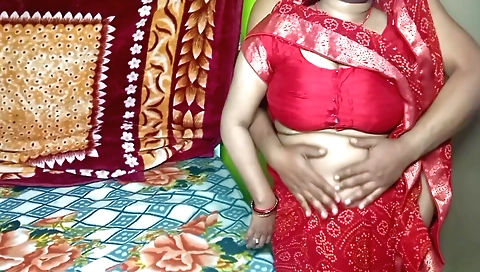 Indian babe with a nice smile on her face in a solo clip