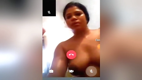 Bhabhi shows her hairy pussy in an amateur cam vid