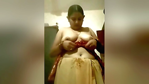 Indian chick shows off her big booty in the homemade vid