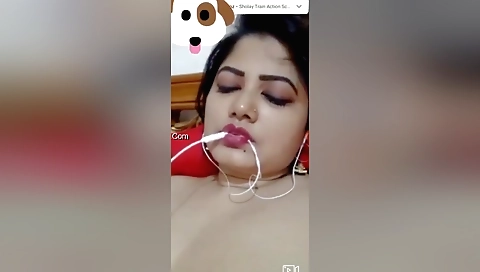 Indian girl with shaved pussy twitches and undresses