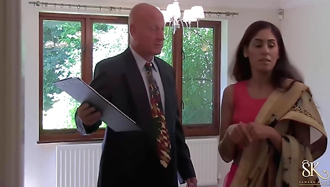 Brunette milf with sexy body shows her sexy face and cuming