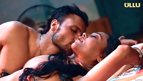 Teen girl with natural body presents sexy body online