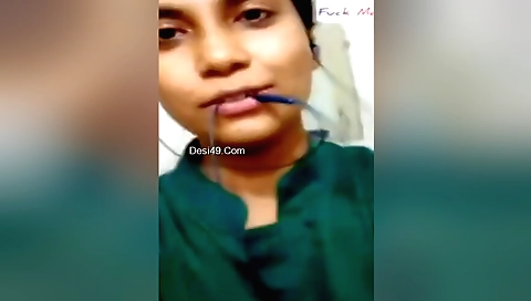 I'm showing my hot body on a solo amateur webcam vid