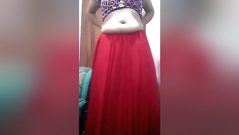 Indian solo video shows a girl masturbating in bed