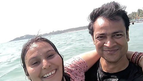 Amatur milf with nice tits gets her pussy penetrated