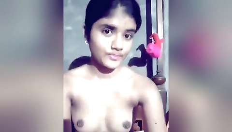 Indian beauty shows her legs and boobs in webcam clip