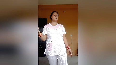 Sexy brunette blonde with her pussy and tits in a solo video