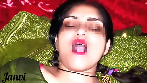 Amateur brunette girl gets her pussy fucked in a hot way