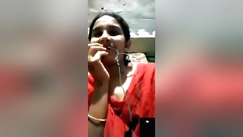 Amateur brunette shows off her pussy on the webcam