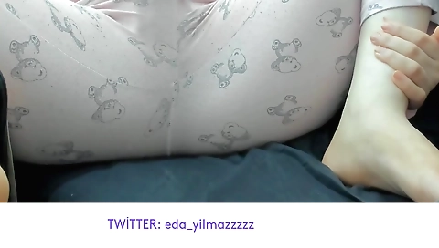 Beautiful solo hottie rubs her clit and fucks herself