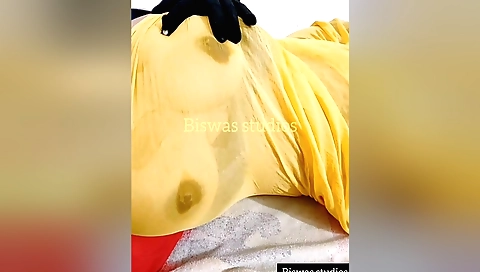 Indian babe with a sexy body is naked in a yellow saree
