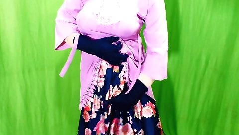 Hot amateur solo fuck video showing her getting fucked hot