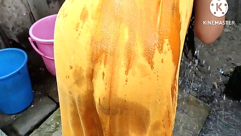 Big booty bhabi is naked in outdoor vid on a hot beach