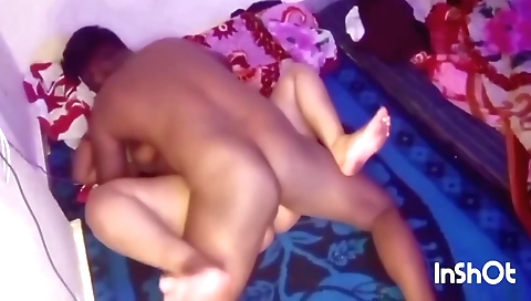 Indian amateur bhabi with a nice face is having a fun