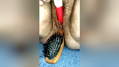 Indian hairy girl does not remove hairbrush from pussy