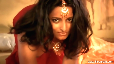 Indian girl with a lovely ass fucks herself on the massage table