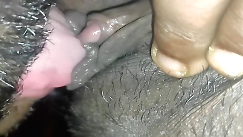 Indian teen finger plays her lover's face to make cum in her pussy