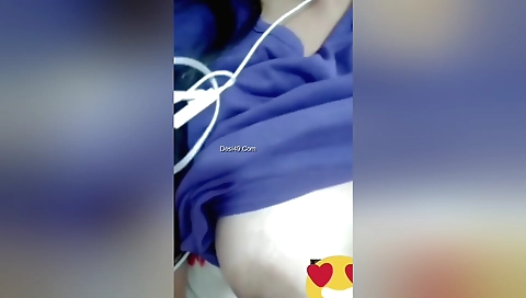 Today Exclusive- Hot Desi Girl Shows Her Boobs To Lover On Vc