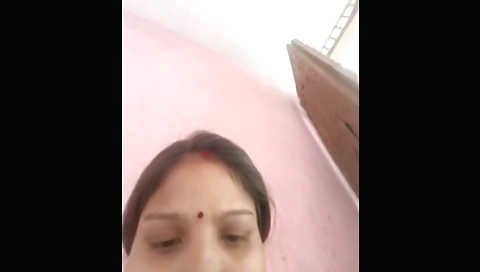 Indian chick with big ass and round ass is having a massage