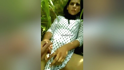 Indian babe in trousers shows her sweet and sexy body