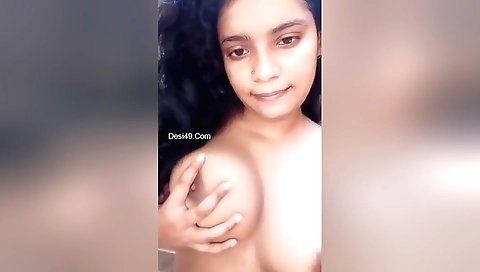 Indian teen girl shows her boobs in amateur solo porn