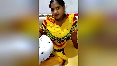 Indian slut is doing some shopping in her underwear